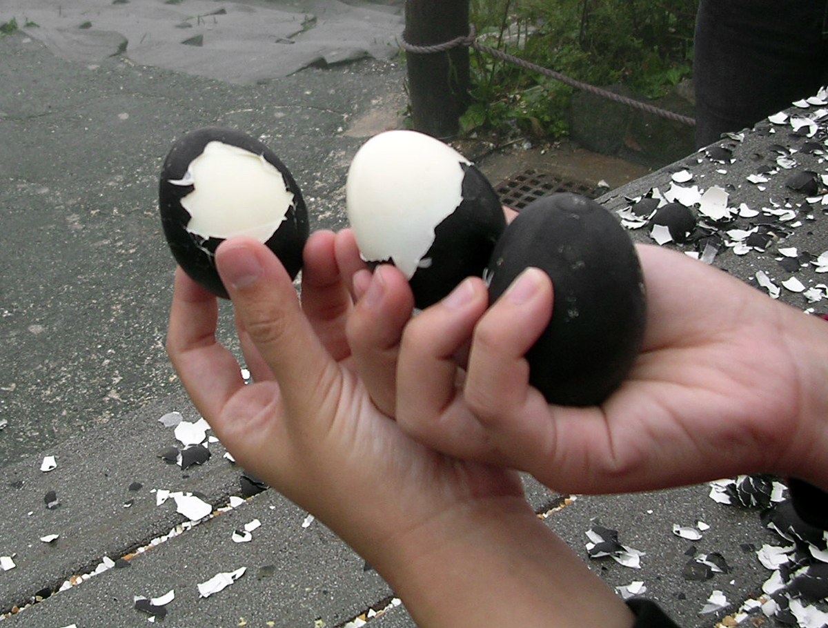 大涌谷名物の黒たまご。殻全体が真っ黒で、割ると中は普通のゆで卵