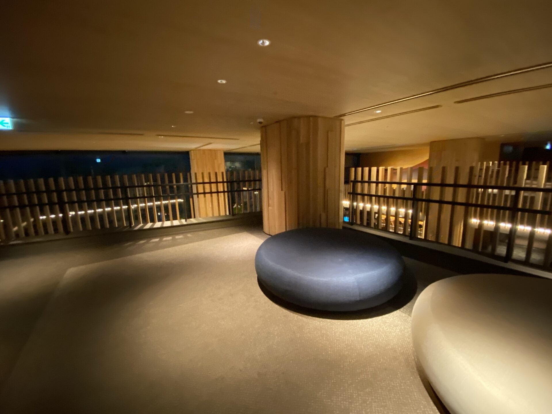 5階の回廊から見下ろす4階ロビーの吹き抜け|箱根ホテル小涌園