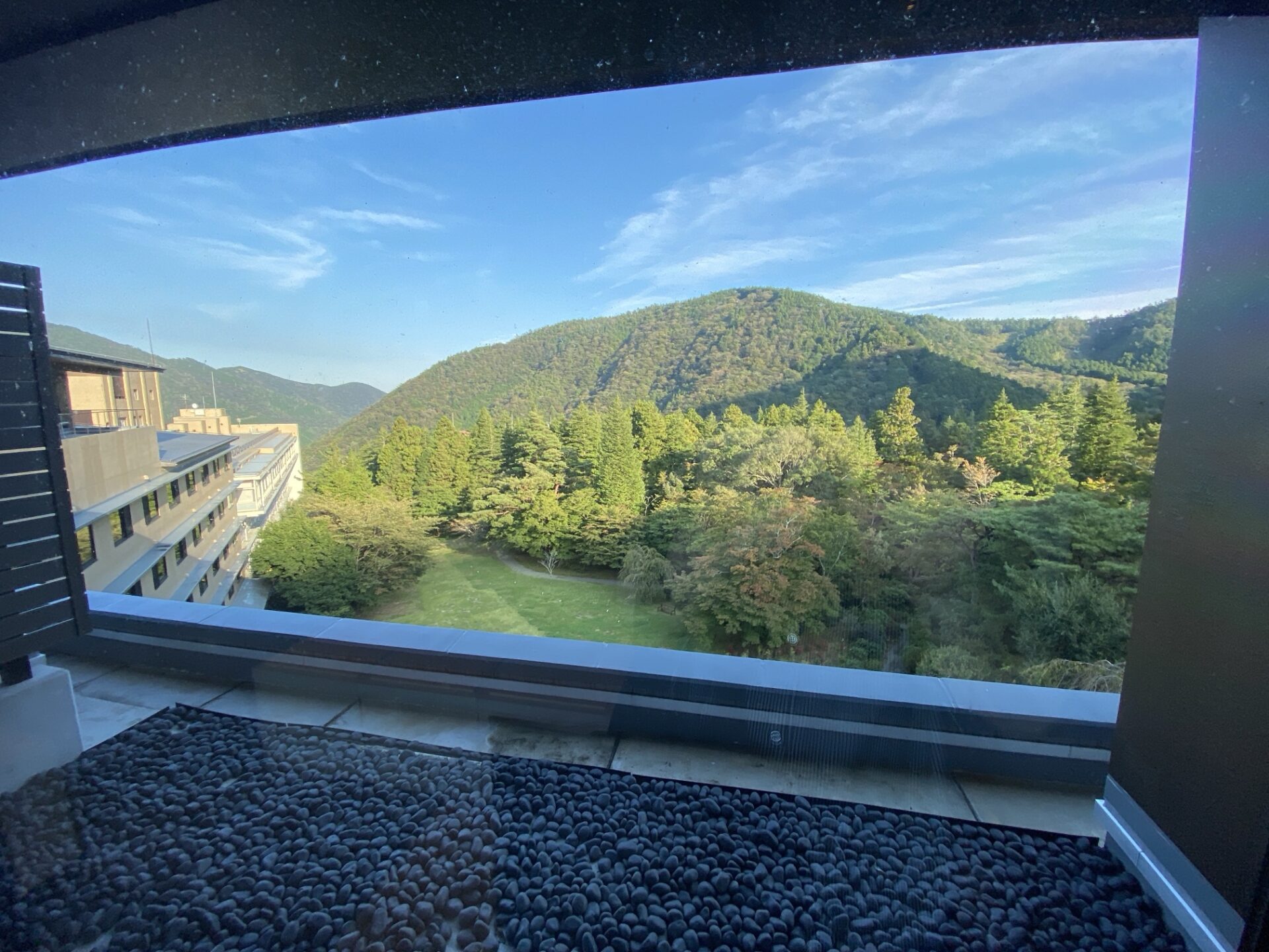 6階の窓から見た庭と山|箱根ホテル小涌園