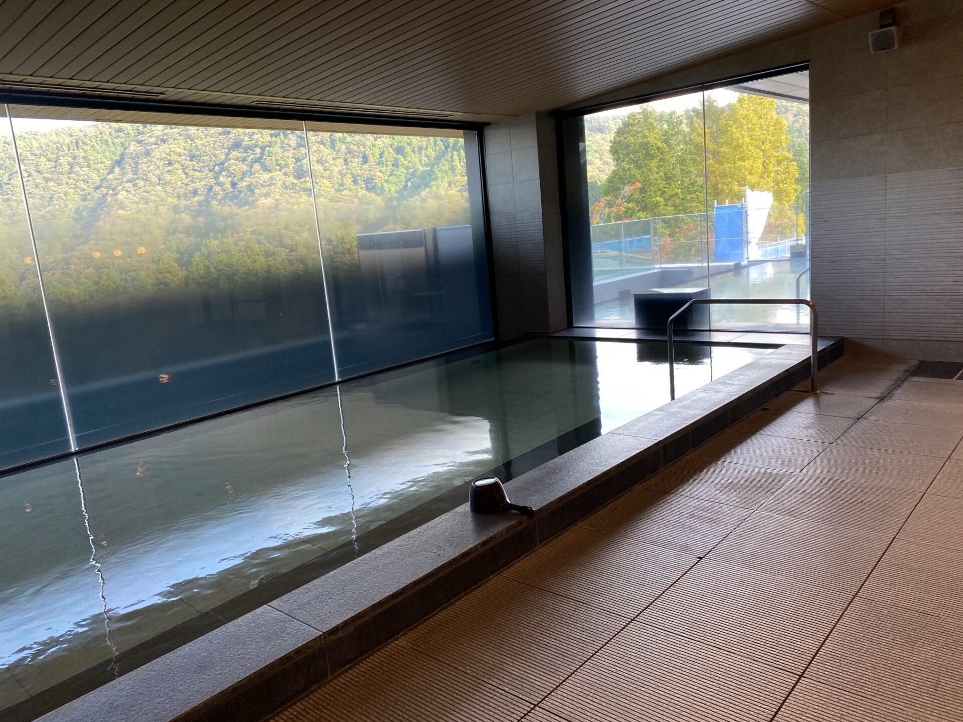 大浴場の内湯と大きな窓|箱根ホテル小涌園