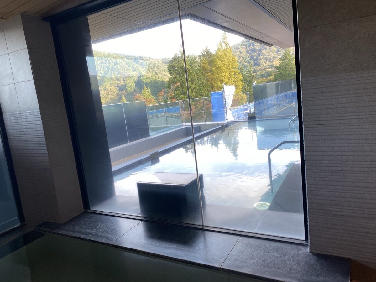ガラス越しに見た展望露天風呂|箱根ホテル小涌園
