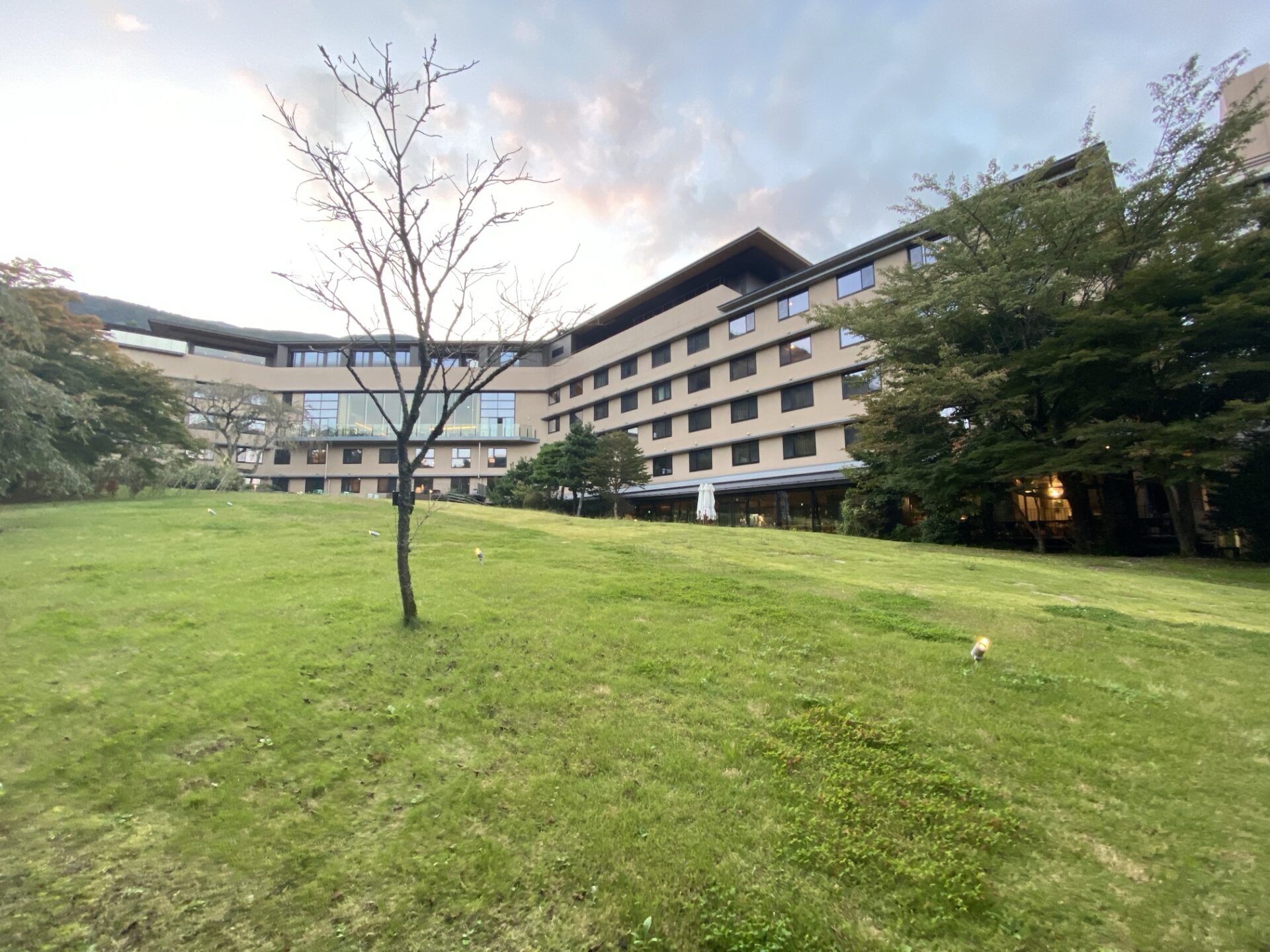 芝生から見たホテルの全景|箱根ホテル小涌園