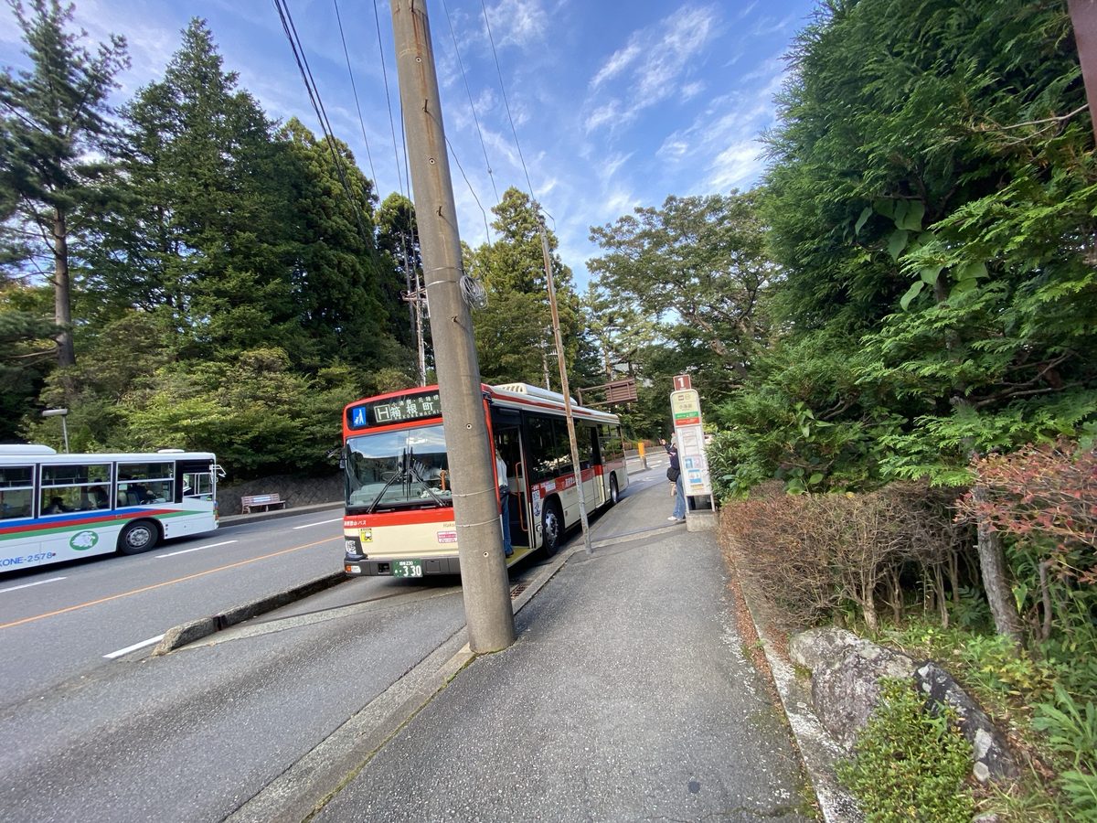 小涌園バス停とホテルの門|箱根ホテル小涌園