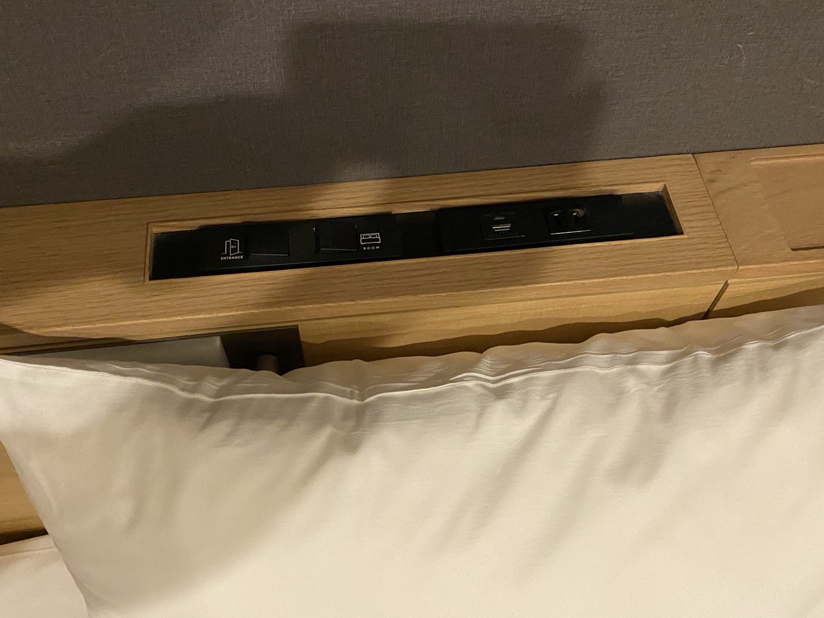 枕元のコンセントとUSBの差し込み口|箱根ホテル小涌園