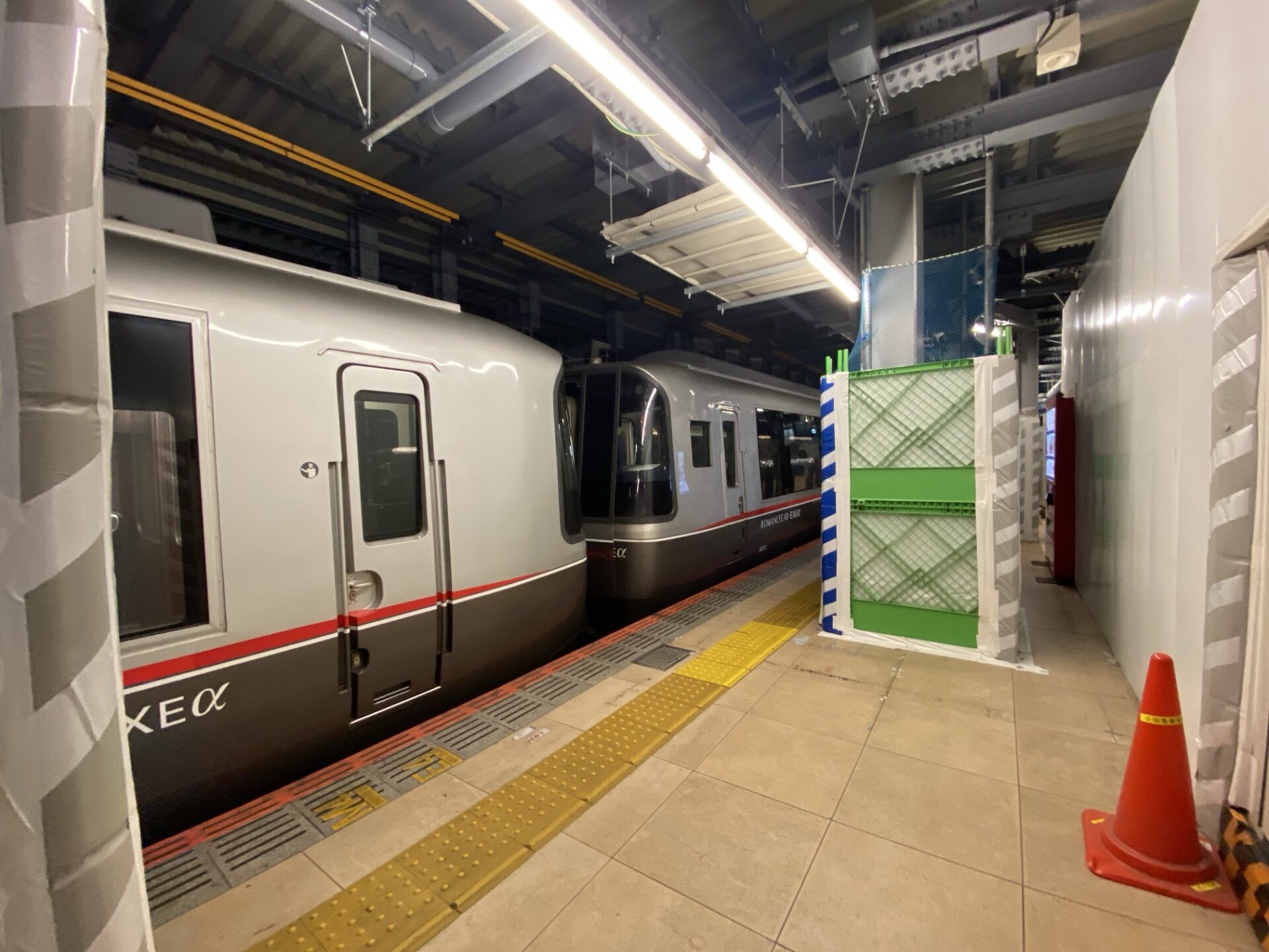 新宿駅のロマンスカー乗り場(土曜の昼)|箱根ホテル小涌園