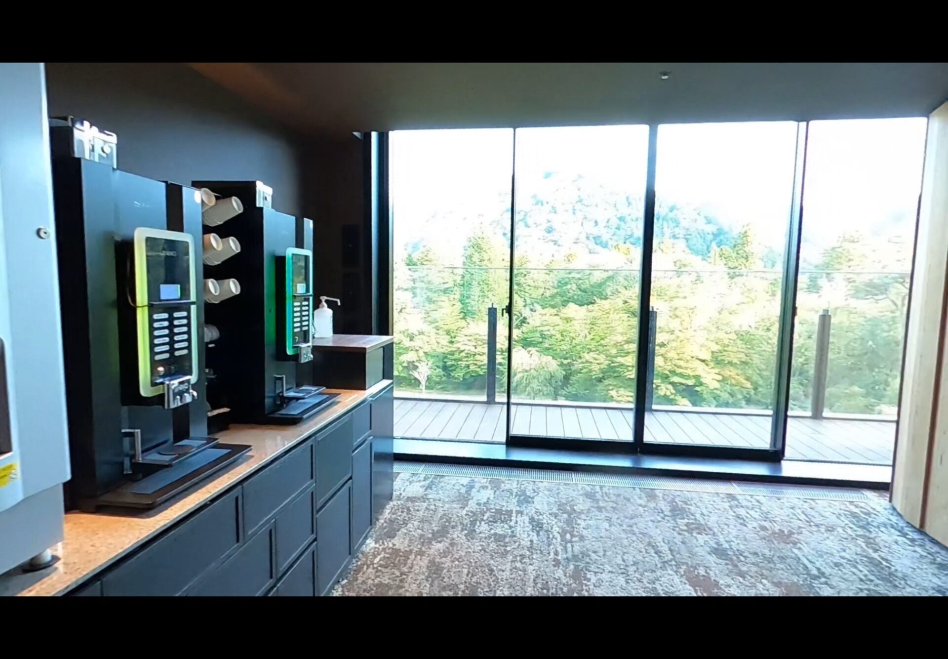 ドリンクコーナーの窓辺とテラス|箱根ホテル小涌園