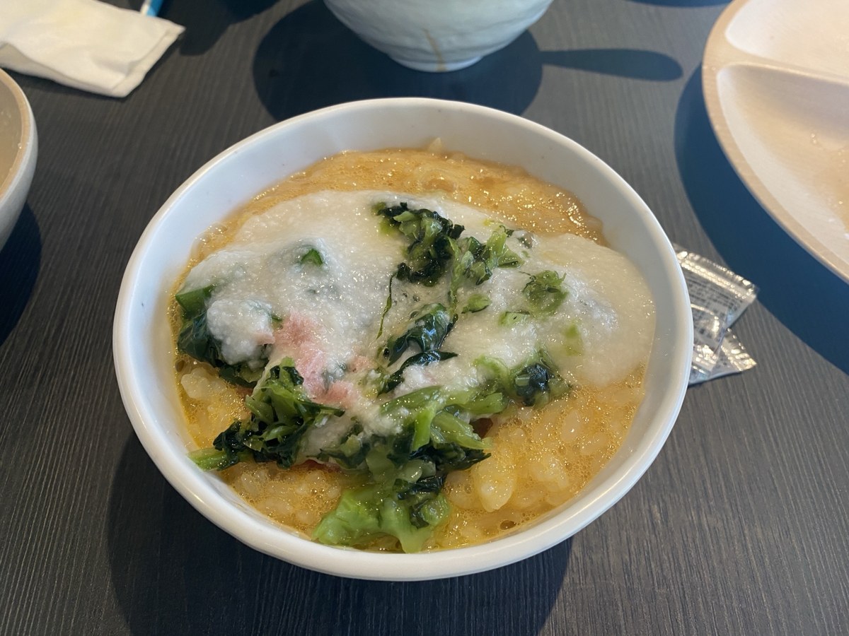 中華粥にとろろと菜の花、梅をのせたもの|箱根ホテル小涌園