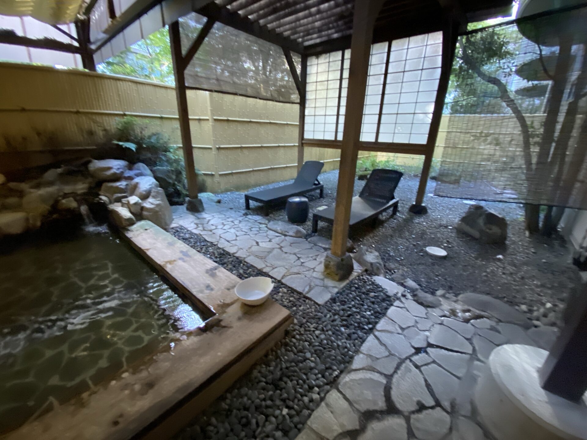 露天風呂の横の寝椅子｜リ・カーヴ箱根