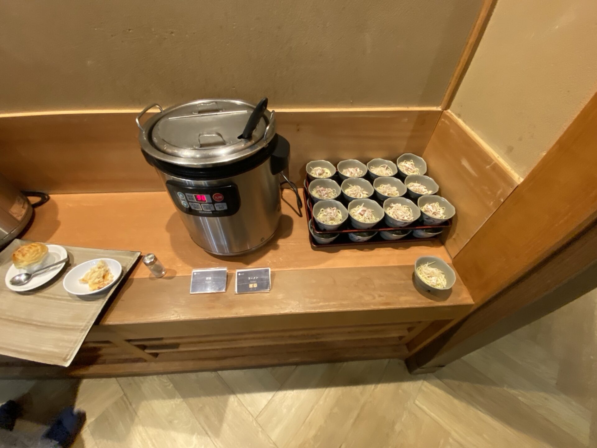 ラーメンのスープ鍋と小丼｜リ・カーヴ箱根