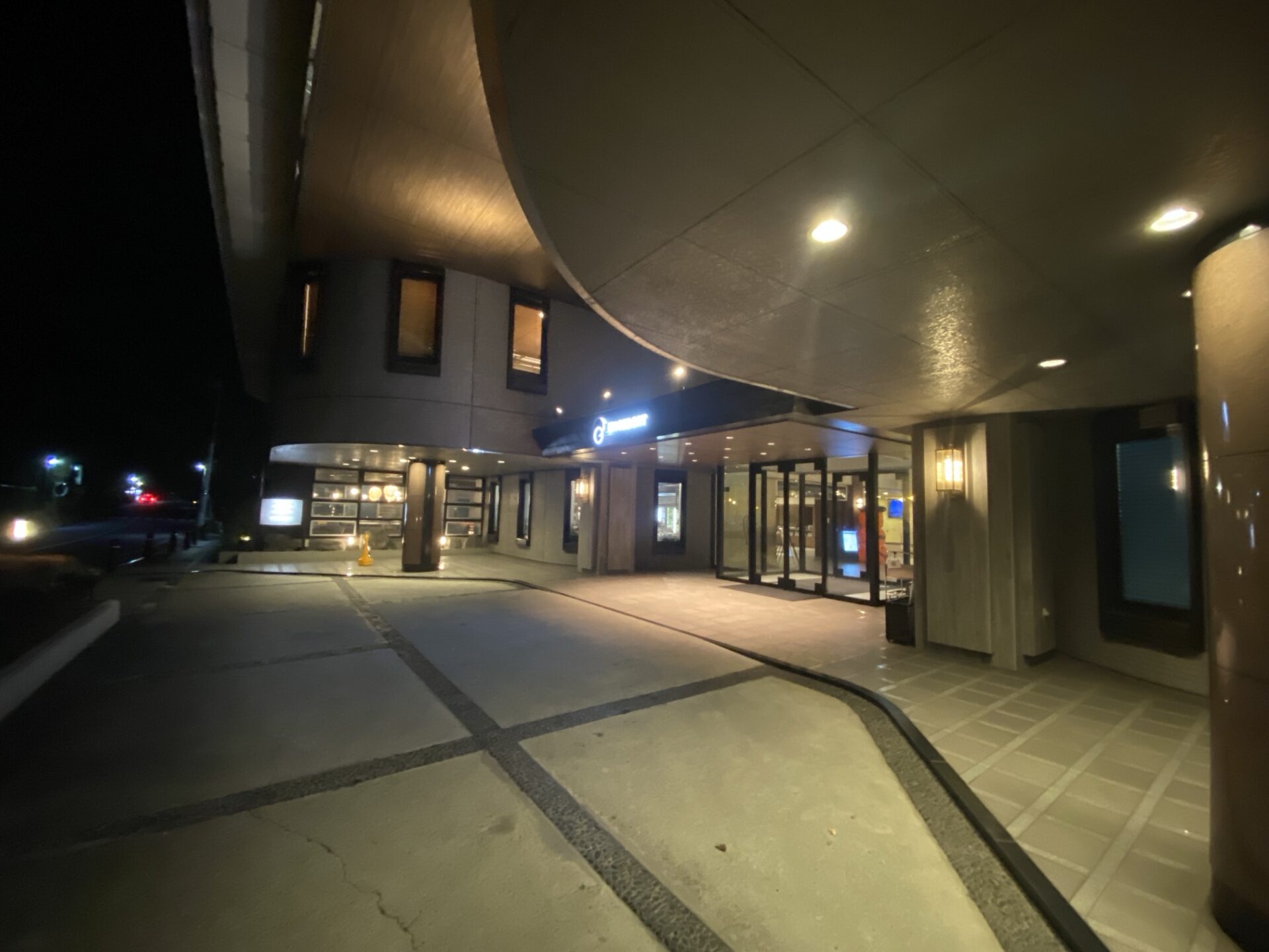 夜の車寄せと EN RESORT のサイン｜リ・カーヴ箱根