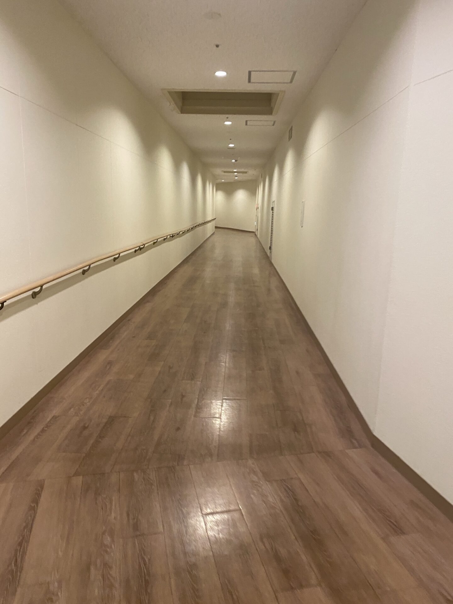 北館へ続く地下の連絡通路｜リ・カーヴ箱根