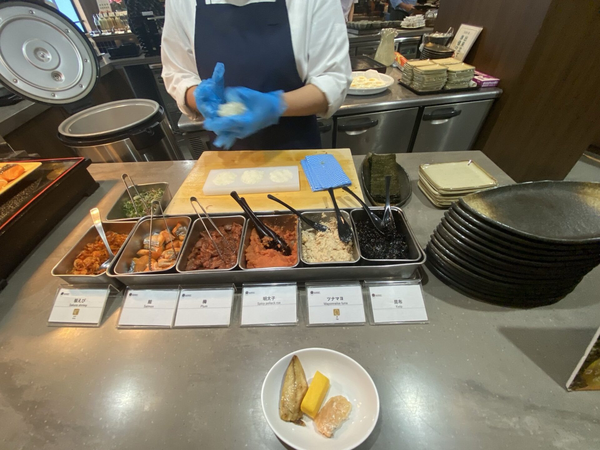 その場で握るおにぎりのカウンター。具は桜えび・鮭・梅・明太子・ツナマヨ・昆布の6種｜リ・カーヴ箱根