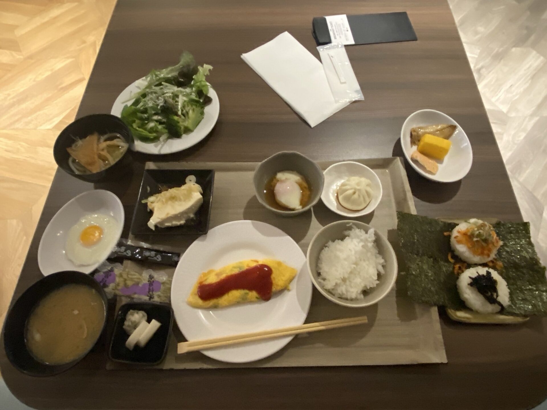 朝食で取った皿。オムレツ・温泉玉子・肉まん・おにぎり2個・おぼろ豆腐・鯵の干物｜リ・カーヴ箱根